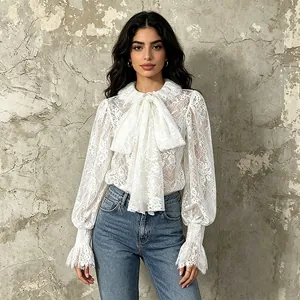 Elegante camicetta in pizzo bianco stile francese con maniche a lanterna e fiocco