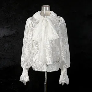 Camicia in pizzo stile francese con maniche a lanterna ed elegante colletto con fiocco