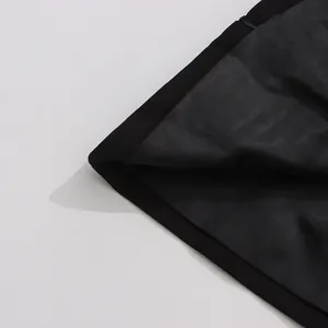 Detailaufnahme des glatten Innenfutters und des Saums eines schwarzen Blazers für Damen.