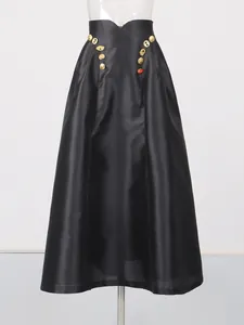 Eleganter schwarzer Satin-Maxirock mit hoher Taille und goldenen dekorativen Knöpfen