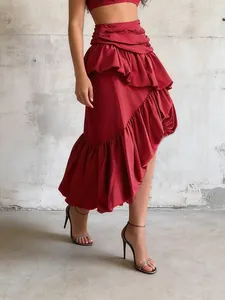 Elegante gonna midi bordeaux a vita alta con pieghe e un orlo asimmetrico con volant
