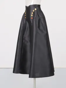 Eleganter schwarzer Midirock mit hoher Taille und dekorativen Goldknöpfen