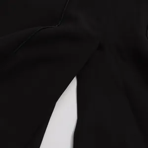 Detailansicht eines schwarzen Blazers mit elegantem Schlitz und feinen Nahtdetails
