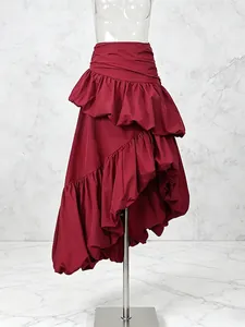 Gonna a vita alta rosso vino con volant irregolari e pieghe tridimensionali eleganti