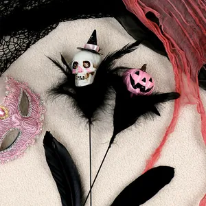 Dekorative Halloween-Sticks mit pinkem Kürbis, Totenkopf und schwarzen Federn für Party