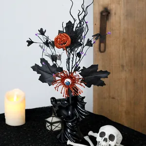 Τρομακτική διακόσμηση Halloween με κολοκύθα, μάτι και μαύρα φύλλα σφενδάμου στολίδι.