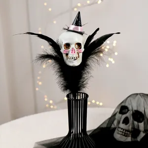 Halloween Totenkopf Blumenstecker mit schwarzen Federn und Hexenhut für Party Deko