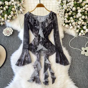 Top vintage tie-dye con scollo a V, maniche a balze ed orlo asimmetrico irregolare moda.