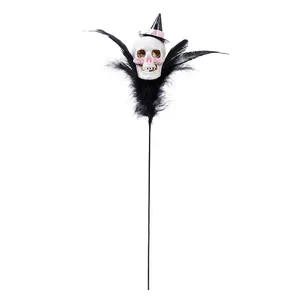 Halloween-Dekostecker mit Totenkopf, schwarzen Federn und Mini-Hexenhut