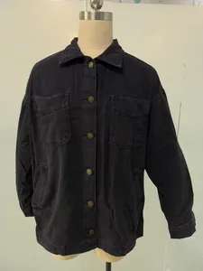 Detailansicht einer übergroßen Boyfriend-Jeansjacke für Damen in Schwarz auf Mannequin.