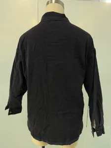 Rückansicht der schwarzen Oversize-Jeansjacke zeigt Stoffstruktur und weite Passform