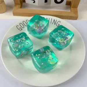 Quatre cubes souples vert menthe translucides avec des étoiles et des coquillages
