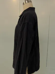 Seitenansicht einer übergroßen schwarzen Damen-Jeansjacke mit seitlich geschlitztem Saum.