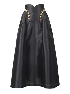 Eleganter schwarzer Maxirock mit hoher Taille und kunstvollen goldfarbenen Knöpfen