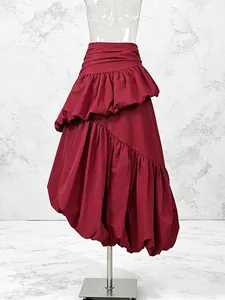Elegante gonna midi rossa a vita alta con orlo a balze e design a pieghe asimmetriche