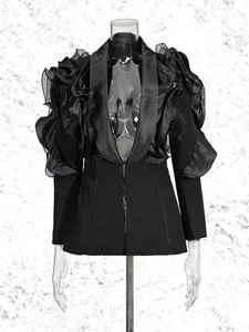 Modischer schwarzer Blazer mit dramatischen Organza-Rüschen und tiefem V-Ausschnitt-Design