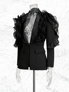 Eleganter schwarzer Damenblazer mit markanten 3D-Rüschen und tiefem V-Ausschnitt.