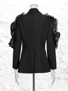 Eleganter schwarzer Damenblazer mit dramatischen Rüschenärmeln und Gürtel, Rückansicht
