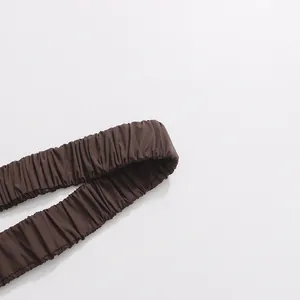 Detalle del cinturón elástico fruncido de una chaqueta de invierno marrón