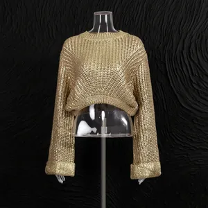 Vista dettagliata della grossa trama in maglia oro metallizzato di questo maglione corto