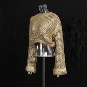 Vista laterale dettagliata di un maglione corto in maglia grossa oro metallizzato.