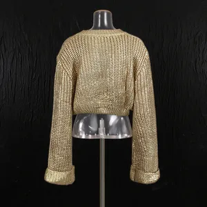 Vista posteriore di un maglione corto in maglia metallizzata dorata con risvolti.