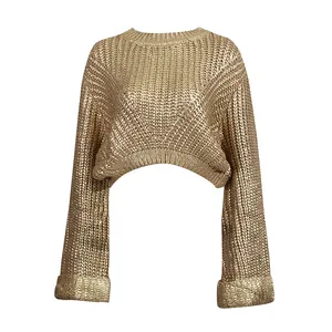 Elegante maglione corto in maglia metallizzata dorata con maniche lunghe e girocollo.