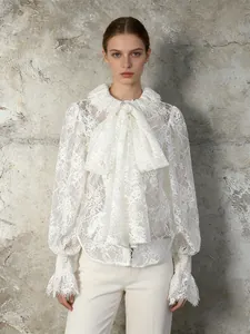 Elegante camicia in pizzo bianco stile francese con maniche a sbuffo e grande fiocco