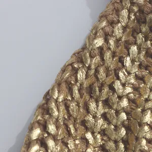 Makroaufnahme der Goldfolienbeschichtung auf hochwertigem Strickstoff eines Damenpullovers