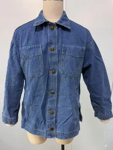 Detail eines übergroßen blauen Jeansjacke auf einer Schaufensterpuppe mit Knöpfen und Taschen.