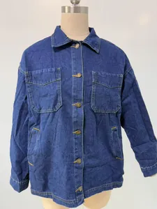 Detailansicht einer übergroßen blauen Jeansjacke für Damen mit Taschen und Metallknöpfen