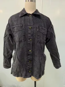 Übergroße Boyfriend-Damen-Jeansjacke mit Brusttaschen und Vintage-Knöpfen auf Mannequin