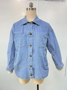 Detailansicht einer hellblauen Oversized-Jeansjacke für Damen an einer Schaufensterpuppe.