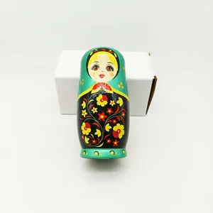 Detailweergave van een handgeschilderde houten Russische matroesjka met bloemmotieven