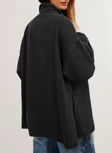 Detailansicht der Rückseite einer schwarzen Oversized-Jeansjacke für Damen im Boyfriend-Stil.