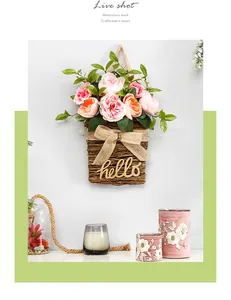 Gros plan d'un panier de roses artificielles avec signe hello pour la maison