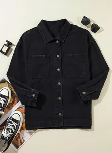 Draufsicht auf schwarze Oversized-Denim-Jacke im Boyfriend-Stil mit Brusttaschen