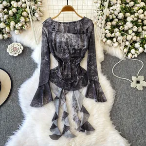 T-shirt grunge vintage con maniche a campana, orlo a balze e stampa gotica