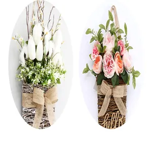 Vue détaillée de paniers muraux de fleurs artificielles pour la décoration.