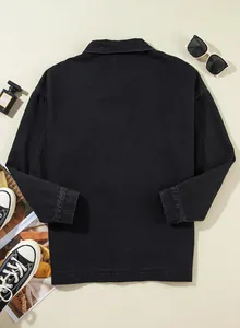 Detailansicht der Rückseite einer schwarzen Oversized-Jeansjacke im Boyfriend-Stil.