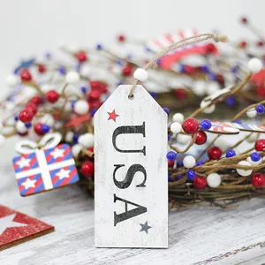 Décoration de fête USA avec étiquette en bois et couronne de baies patriotiques.
