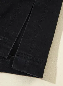 Detailansicht des geschlitzten Saums und der Präzisionsnähte an dieser schwarzen Damen-Jeansjacke.