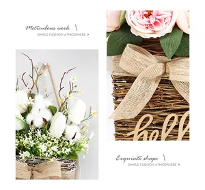Détail d'une couronne de fleurs artificielles avec coton, tulipes et toile de jute.