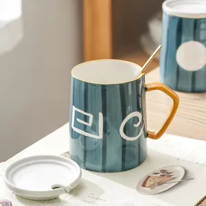 Handbemalte Keramiktasse im japanischen Stil mit Deckel und Goldlöffel für Kaffee