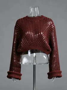 Elegante maglione corto a maniche lunghe con paillettes bordeaux e finiture a costine