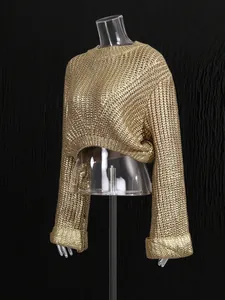 Elegante maglione corto in maglia metallizzata dorata con girocollo e maniche lunghe