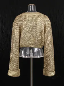 Elegante maglione corto a maglia grossa color oro con maniche lunghe e girocollo.