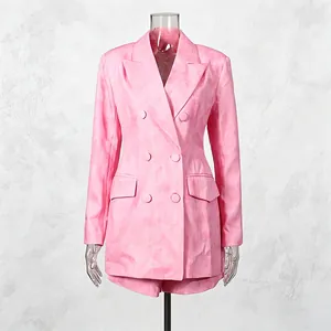Ensemble blazer croisé et short imprimé marbre rose présenté sur un mannequin.