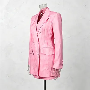 Détail latéral de l'ensemble blazer croisé rose effet marbré avec son short assorti