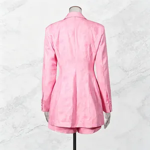 Vue arrière d'un ensemble tailleur rose avec veste et short pour un look printanier.